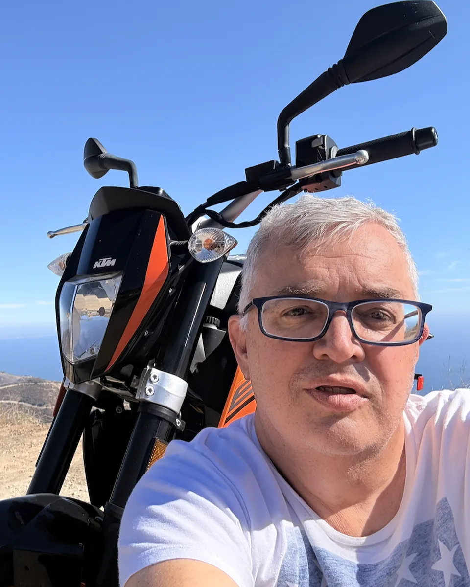 Mario Engel mit KTM-Motorrad an der kalifornischen Küste